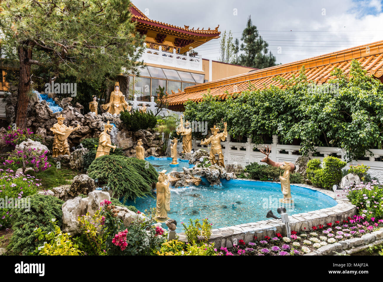 Hacienda Heights, Californie, USA - Le 23 mars 2018 : Avalokitesvara, Guanyin, jardin avec des statues en or de quatre rois célestes et le Dragon lords de la fo Banque D'Images