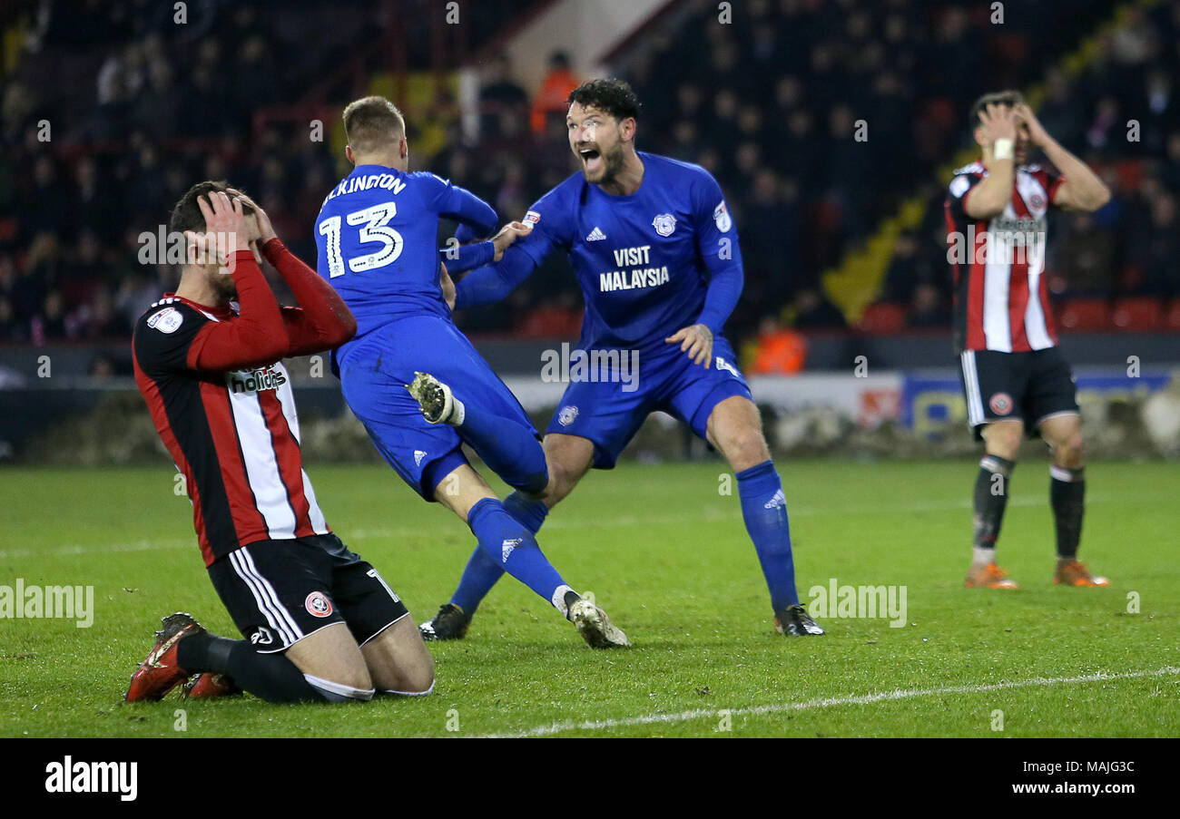 La ville de Cardiff Anthony Pilkington (centre gauche) célèbre marquant son but premier du côté du jeu pendant le championnat match à Bramall Lane, Sheffield. Banque D'Images