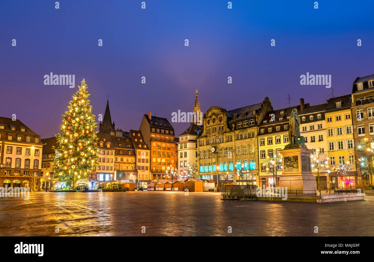 Arbre de Noël sur la Place Kléber à Strasbourg, France Banque D'Images