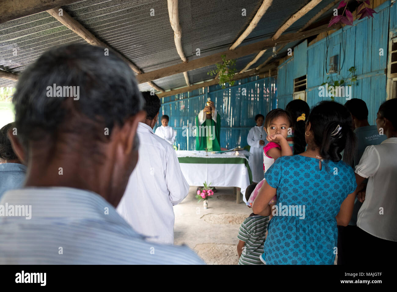 Le Père Antonio Martins, Abad-Santos un médecin/jésuite connu comme le père Bong, gère une clinique mobile dans les terrains montagneux du Timor-Leste. Le manque de moyens de transport et des conditions d'isolement, il est difficile pour les populations rurales, de recevoir des soins de santé adéquats. Fr Bong voyage avec deux assistants pour zones isolées dans les districts d'Ermera et Liquica. Fr Bong fournit également un service religieux à l'Gmanhati hameau, Ermera pour ces villageois qui veulent y assister. Banque D'Images