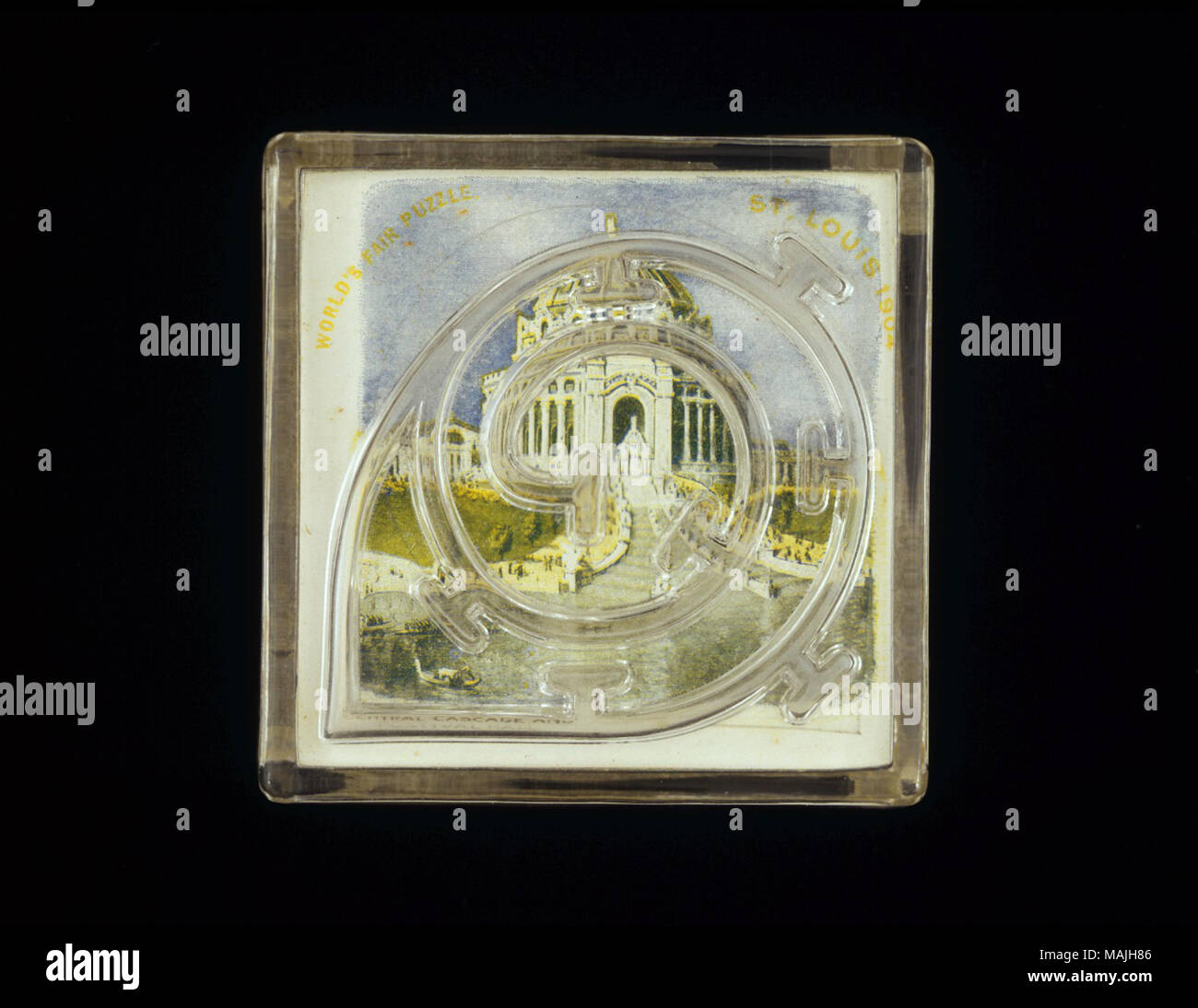 Ce labyrinthe de verre à main puzzle a été un cadeau publicitaire pour la Colombie-Britannique Nouveauté Entreprise de fabrication. Elle a mis en vedette l'une des images les plus populaires de la foire, la salle des fêtes et de Cascades avec le Grand Bassin. Titre : Puzzle de souvenirs de la Foire mondiale de 1904 . vers 1904. Colombie-britannique nov. Mfg. Co. Banque D'Images