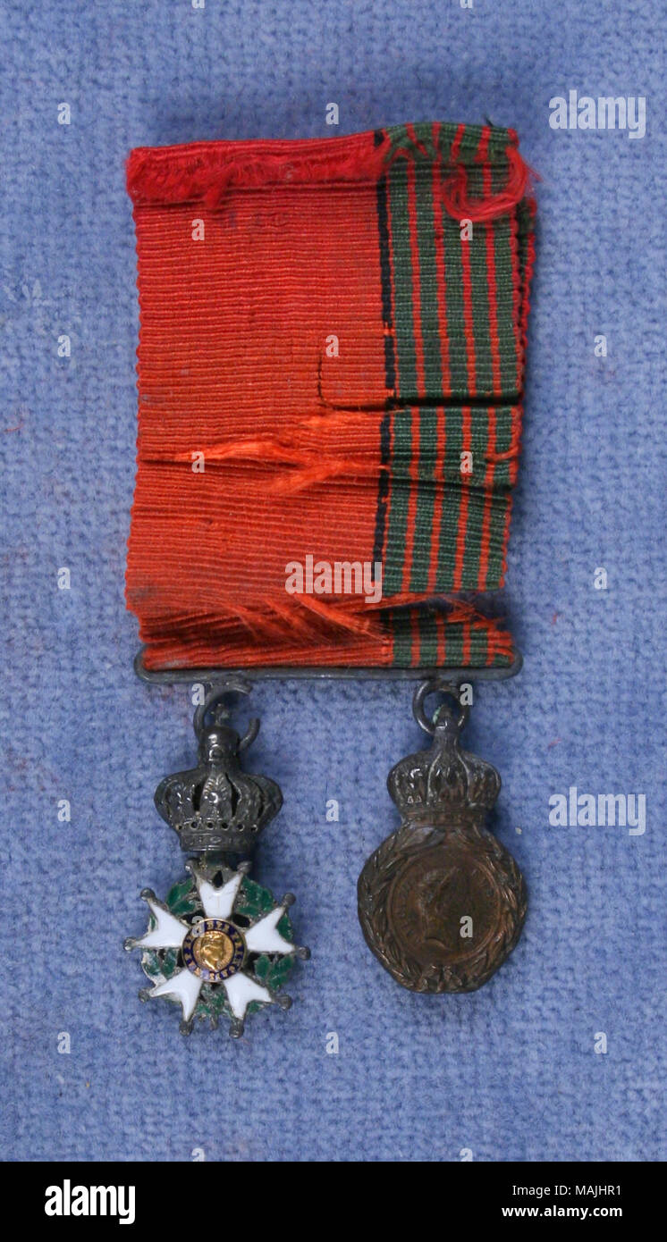 Deux médailles miniature accrochée à rouge, vert et ruban noir