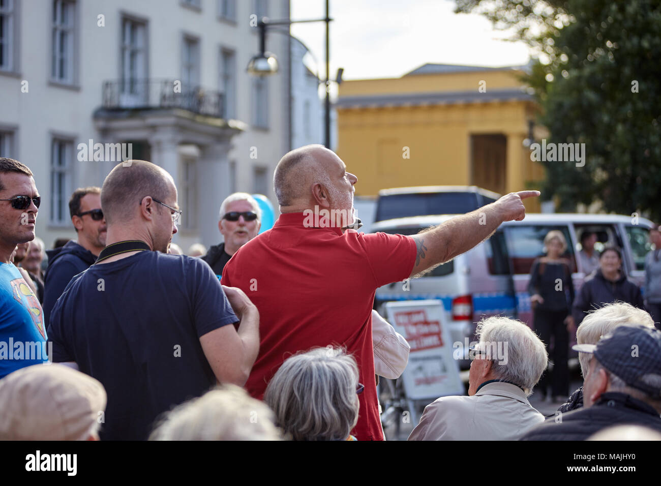 Les manifestants de droite campagne électorale inquiétante cas de Die Linke. Banque D'Images