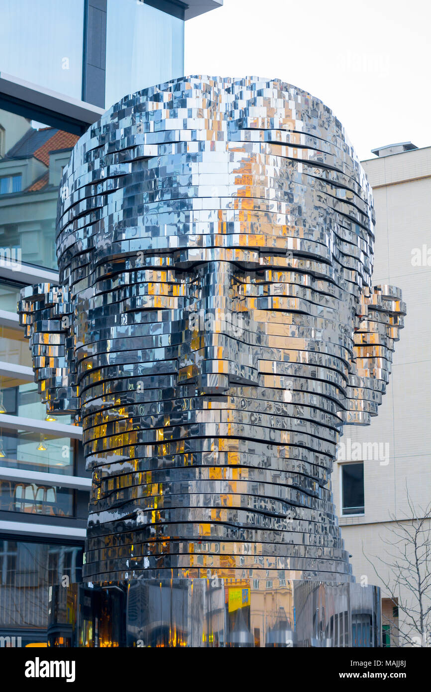 PRAGUE, RÉPUBLIQUE TCHÈQUE - Mars 2018 : Déménagement statue de tête de Franz Kafka à Prague, République tchèque. éditorial. Banque D'Images
