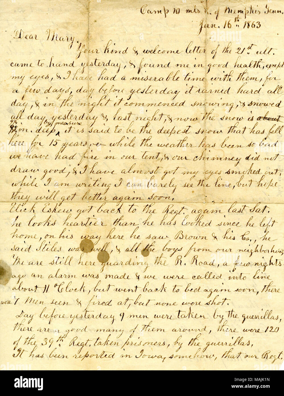 Décrit le mauvais temps et les récentes escarmouches avec la guérilla. Transcription : Camp 10 mls [lettre] clarté de Memphis au Tennessee 16 janvier 1863 Chère Marie. Votre nature & lettre de bienvenue du 21e du mois dernier est venu à part hier, et m'a trouvé en bonne santé, à l'exception de mes yeux, et j'ai eu une misérable de temps avec eux, pour quelques jours, avant-hier, il a plu dur tout le jour, et dans la nuit il a commencé à neiger, et il a neigé toute la journée hier et la nuit dernière, et maintenant la neige est d'environ 9 1/4 in. par mesure il est dit être la plus profonde de la neige qui a tombé ici pendant 15 ans, ? Bien que le temps a été si mauvais w Banque D'Images