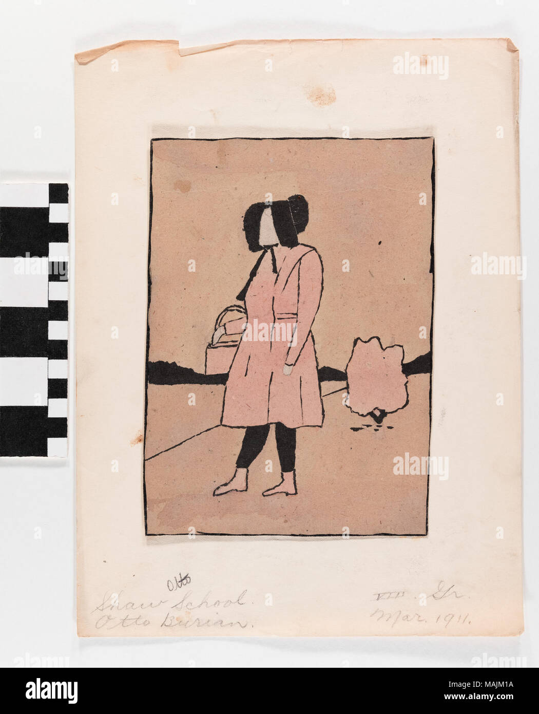 Dessin encre et aquarelle sur carton, ont adhéré au papier. Le dessin est d'une personne d'un manteau rose avec un sac rose, portant un chapeau noir. Titre : Dessin 'Girl Carrying Basket' par Otto Burian . Mars 1911. Burian, Otto Banque D'Images