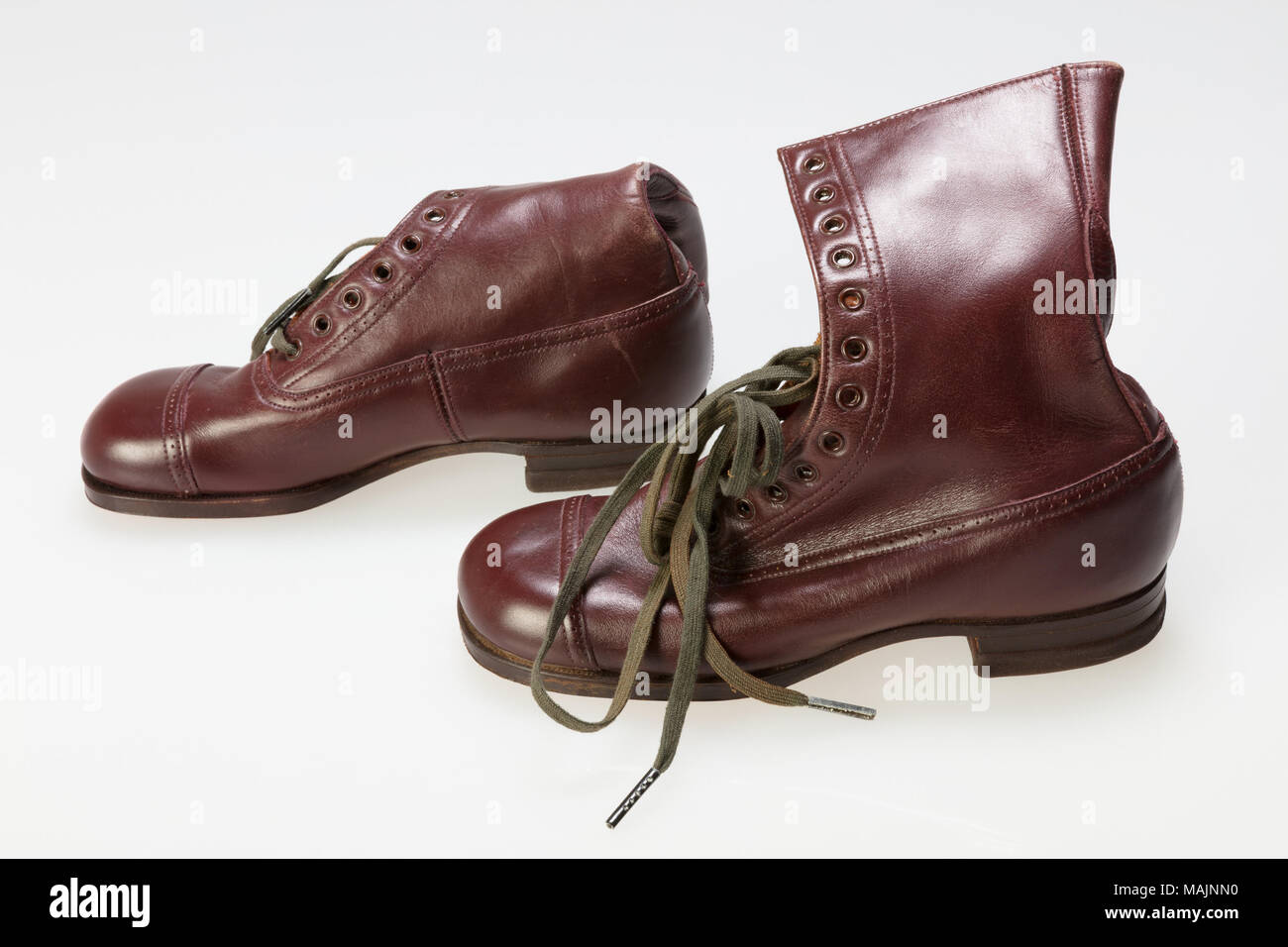 Roberts, Johnson, et Rand pour enfants de la compagnie de chaussures côté  cerise bobbie polonais de haut style top bottines avec boîte d'origine.  Entre 1900 et 1922, Saint Louis a évolué à