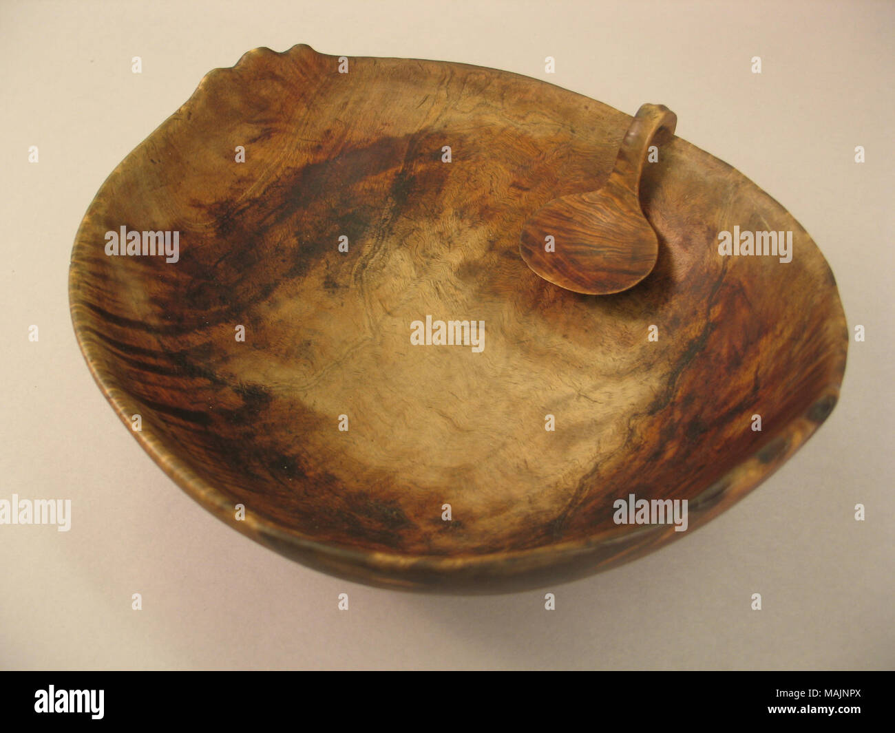Fête en bois sculpté avec bol cuillère d'accompagnement utilisée par Black Hawk (1767-1838), chef de la nation Sauk, chef de l'Sauk, Fox, et dans la guerre 1832 de Kickapoo nommé d'après lui et l'allié des Britanniques lors de la guerre de 1812. Titre : fête en bois sculpté et cuillère Bol utilisé par Black Hawk . vers 1830. Banque D'Images