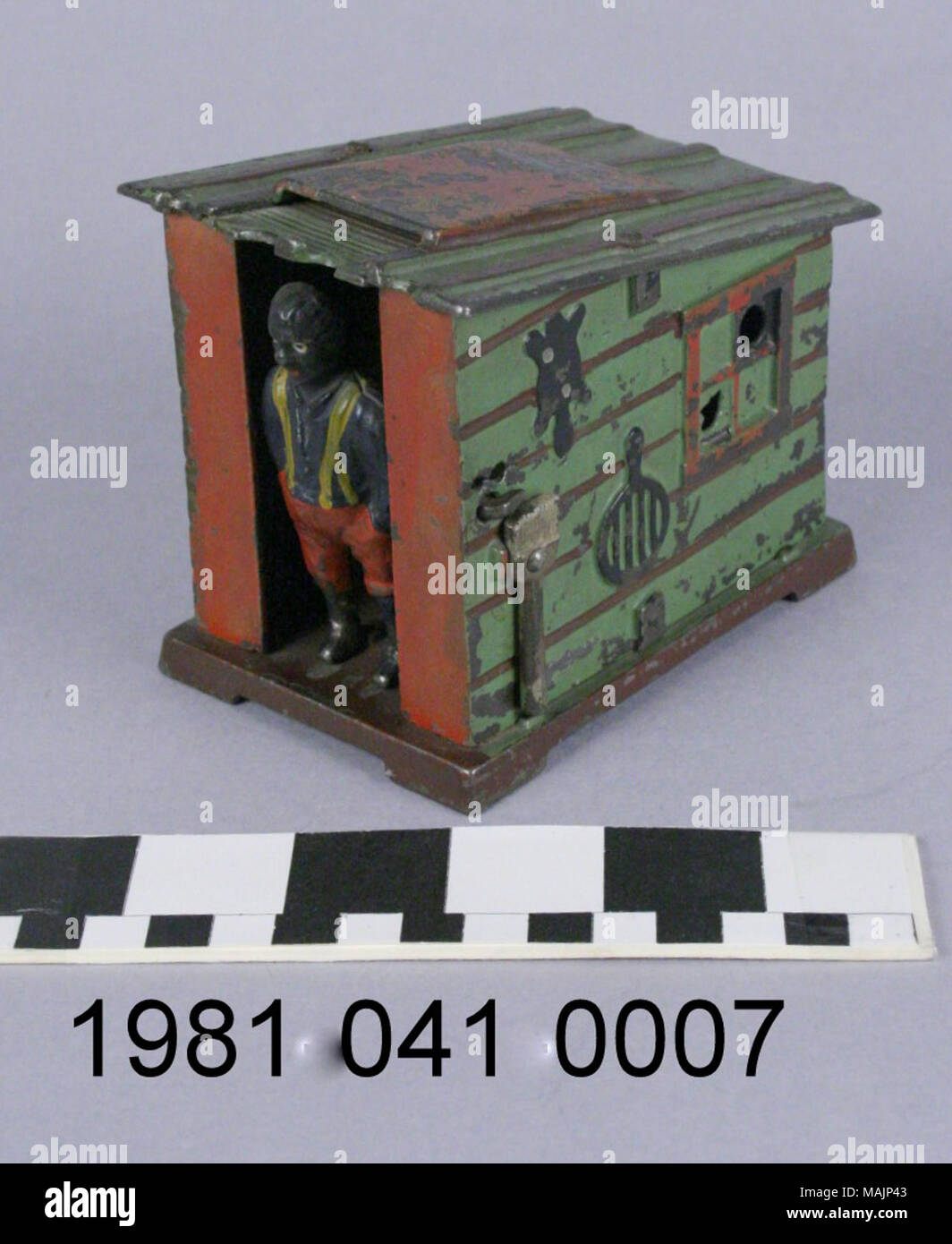 Banque mécanique en fonte dans la forme d'une cabine avec un African American man à la porte. Pour déposer de l'argent vous devez placer une pièce sur le toit et tirer le manche à balai sur le côté de la cabine. L'homme ne relevez et kick la pièce dans la banque. Fabriqué par la société Stevens J et E vers 1885. Titre : Mécanique cabine Coin Bank . vers 1885. Edward L. Morris (Designer), J et E Stevens Company (bouilloire), Banque D'Images