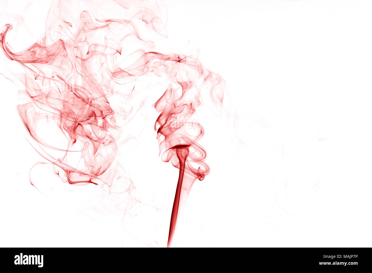 La fumée rouge sur fond blanc,rouge abstrait tourbillons de fumée sur fond blanc, fumée de feu,de l'encre rouge,le mouvement de la fumée rouge Banque D'Images
