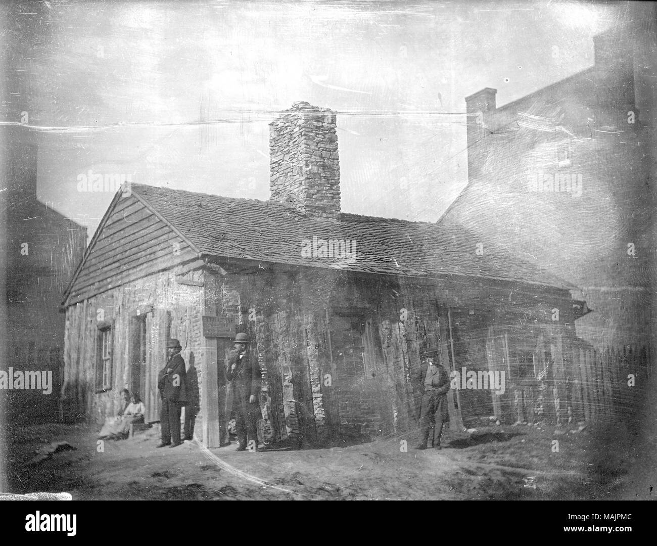Trois hommes se tenir devant la maison Bienvenue sur le site de l'angle nord-ouest de la troisième et de prune. Deux jeunes filles s'asseoir sur les marches de l'édifice, sur le côté gauche du daguerréotype. Un "bail" pour signer est suspendu à la maison's Corner. Titre : Bienvenue Chambre, coin nord-ouest de troisième et de prune. . 1850. Thomas M. Easterly Banque D'Images