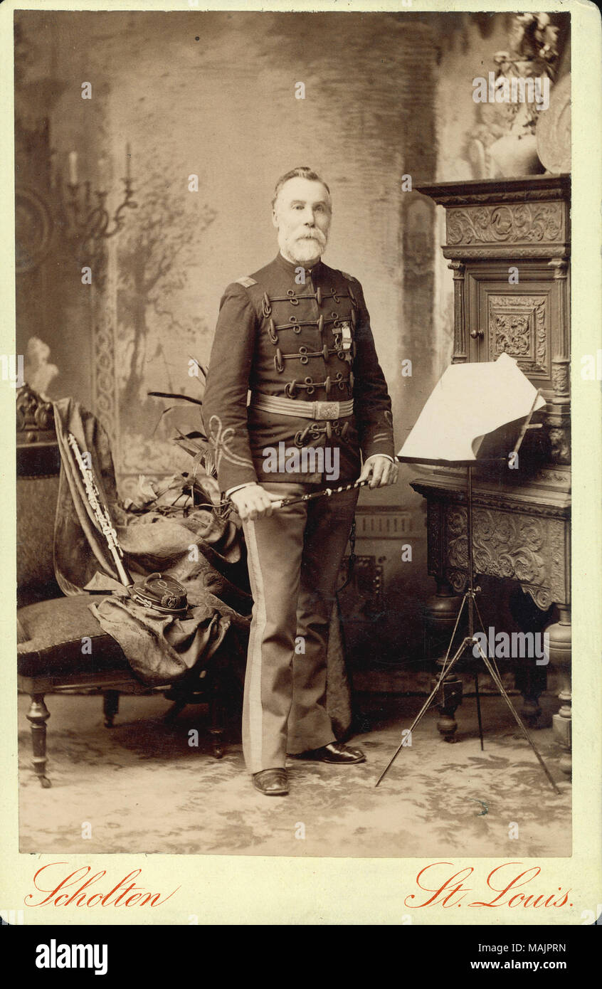 Portrait en pied de Fredrick W. Lewis vêtu d'un uniforme, et debout avec un bâton dans ses mains. Il est debout près d'un pupitre à musique avec ce qui est probablement un livre de partitions de musique. Derrière lui à gauche de l'image est une chaise avec des tentures sur le côté droit, avec une flûte appuyé contre le dossier de chaise, et un chapeau de fourrage sur le siège. 'Scholten' et 'St. Louis." (imprimé ci-dessous l'image). Titre : Fredrick W. Lewis, Chef, Armée des États-Unis, Lieutenant-colonel, 11e de cavalerie du Missouri (Union européenne). . Vers 1880. Scholten, Saint Louis Banque D'Images