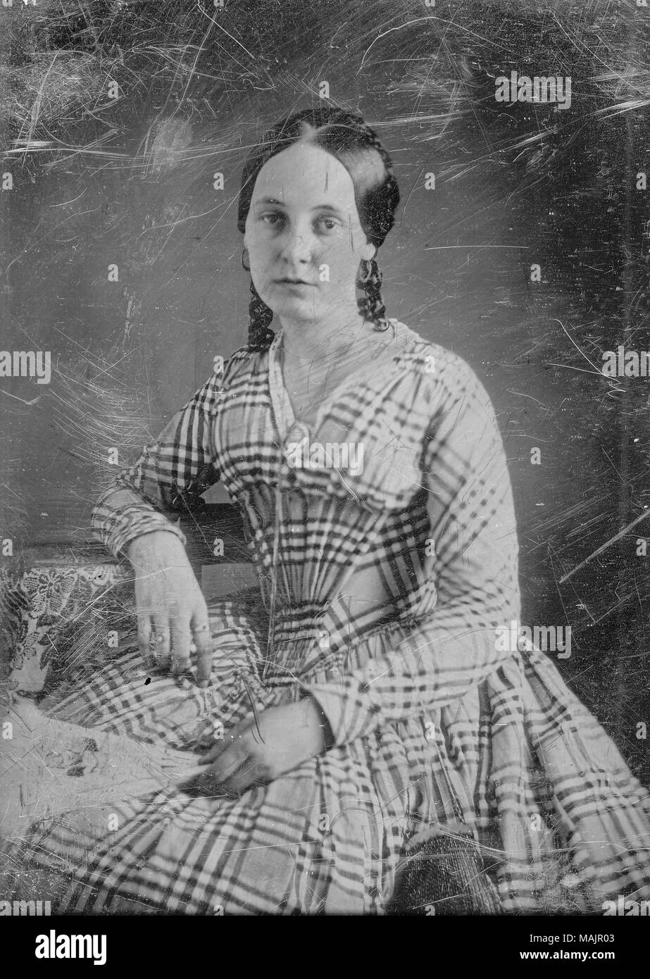 Portrait de madame Charles H. Rigdon. Elle se penche à une table recouverte de tissu et est titulaire d'un ventilateur dans sa main. Elle est ornée de bijoux tels que bagues, une broche, un long collier, et d'oreilles. Titre : Mme Charles H. Rigdon. . 1851. Thomas M. Easterly Banque D'Images