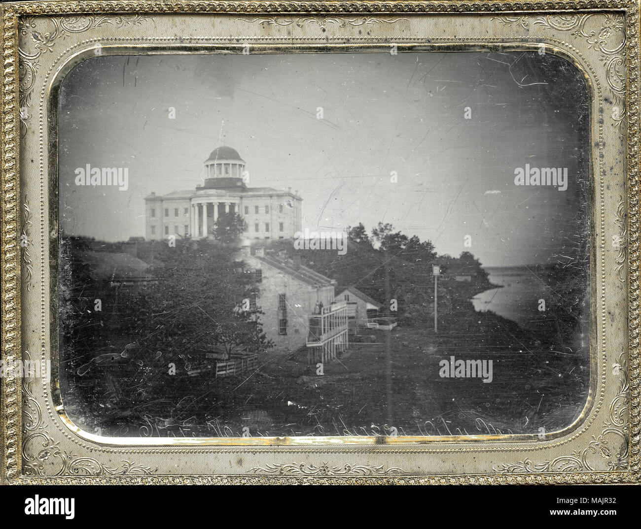 Un homme et une femme debout sur le balcon d'un haut bâtiment au bord de l'étiquette par un grand signe, downhill du State Capitol Building dans Jefferson City, Missouri. Plus d'architecture peut être vu le long du rivage, la descente du Capitole. Le long de la partie inférieure du daguerréotype "House, Jefferson City, Mo.' est inscrit. Titre : State Capitol Building, Jefferson City, Missouri. . 1850. Thomas M. Easterly Banque D'Images