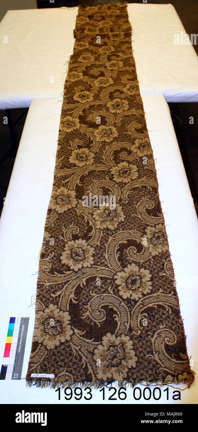 Deux morceaux de tapis tissé double fragments ; blanc, noir, jaune, ecru, avec trame laine Brown, de l'or ; intégrer la trame en sisal et floral motif curviligne ; chacun a entraunes et effilochée côtés aux deux extrémités : Titre de l'article Tapis . vers 1840. Banque D'Images