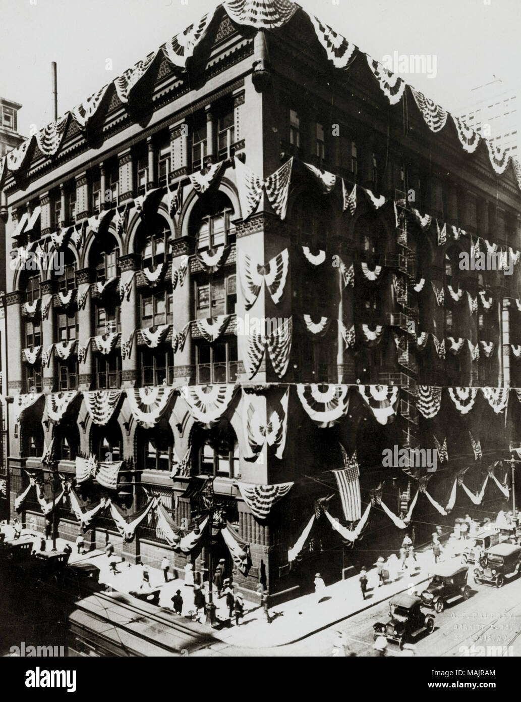 Titre : First National Bank, angle sud-ouest de Broadway et Locust Street. Journée d'ouverture, le 7 juillet 1919. . 7 juillet 1919. Banque D'Images