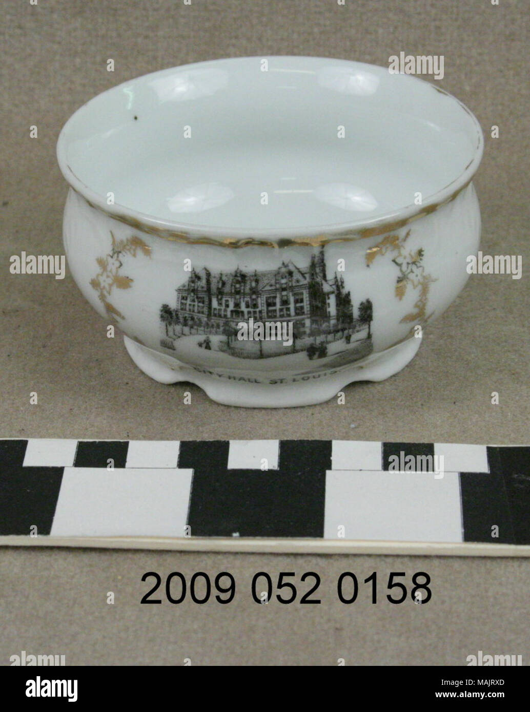 Bol de sucre en céramique blanche a gilt d + ?cor et noir de transférer l'image de ville de St Louis. C'est probablement un souvenir de l'Exposition mondiale de 1904. Titre : bol de sucre en céramique blanche avec transfert noir Image de l'Hôtel de Ville à St Louis . 1904. Banque D'Images