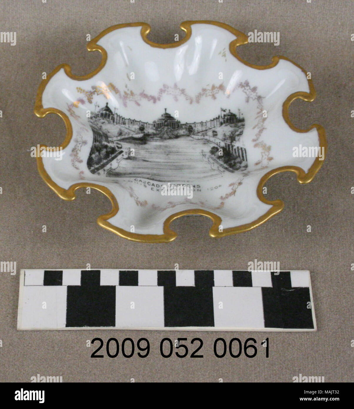 En céramique blanche en forme d'araignée avec bonbonnière peinture or et doré d + ?cor et transfert de l'image noire Cascade Gardens à la foire mondiale de 1904 Titre : céramique blanc noir avec Bonbonnière transférer image de Cascade Gardens . 1904. Banque D'Images