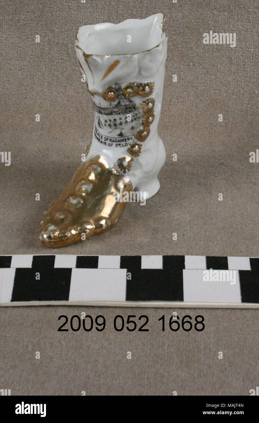 Démarrage en céramique blanche avec de l'or met en lumière noire et transférer l'image du Palais des machines, de l'Exposition mondiale 1904 Title : blanc et or céramique Mesdames High Top Noir avec Boot transférer image de palais de machines . 1904. Banque D'Images