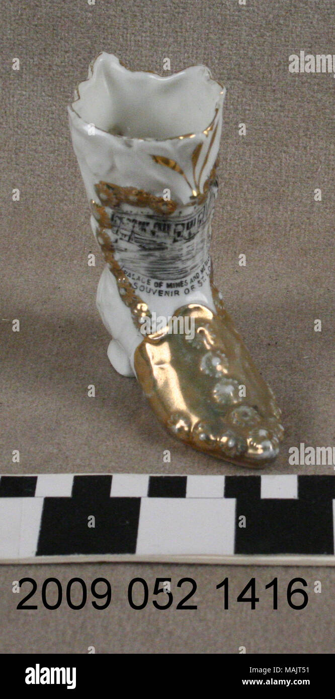 Mesdames en céramique blanche high top démarrer avec les faits saillants de l'or noir et de transférer l'image du palais des Mines et de la Métallurgie de la Foire mondiale de 1904 Titre : Mesdames Blanc et Or High Top Noir avec Boot Image Transfert du palais des Mines et de la métallurgie . 1904. Banque D'Images