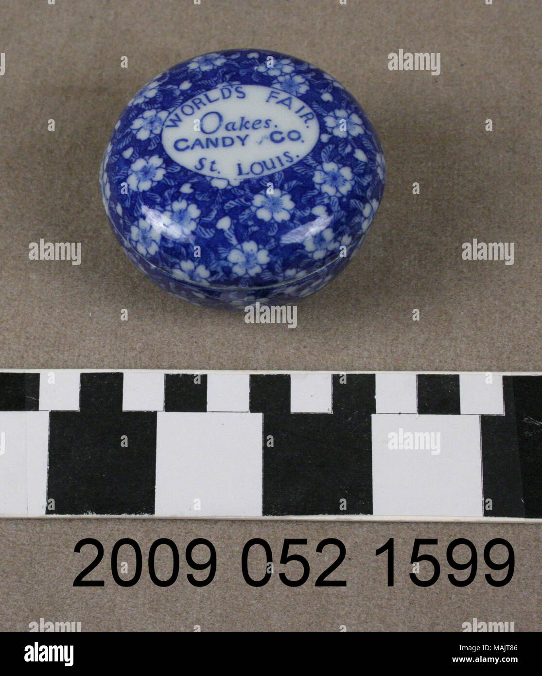 Les petits bonbons en céramique blanc et bleu conteneur a un motif floral bleu et les annonce Oakes Candy Co. c'est probablement un cadeau à l'Exposition Universelle de 1904 pour l'entreprise de bonbons. Titre : couverts en céramique blanc et bleu Oakes Candy Company . 1904. Banque D'Images