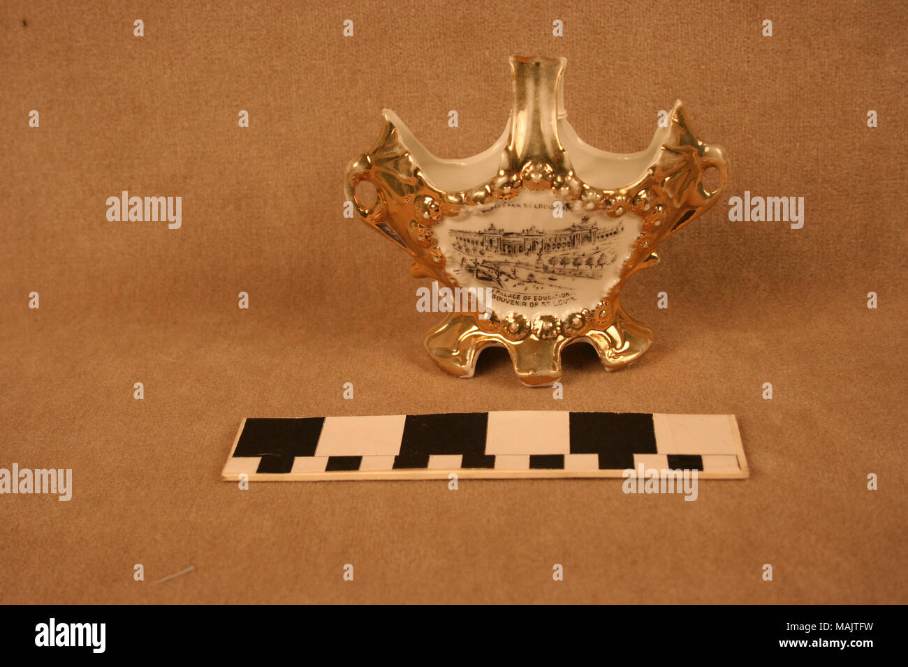 Blanc avec dorure céramique avant style panier vase a deux anses et un transfert noir image du Palace de l'éducation de l'Exposition mondiale de 1904. Titre : blanc et or céramique Vase Basket-Shaped avec transfert noir Image du Palais de l'éducation . 1904. Banque D'Images