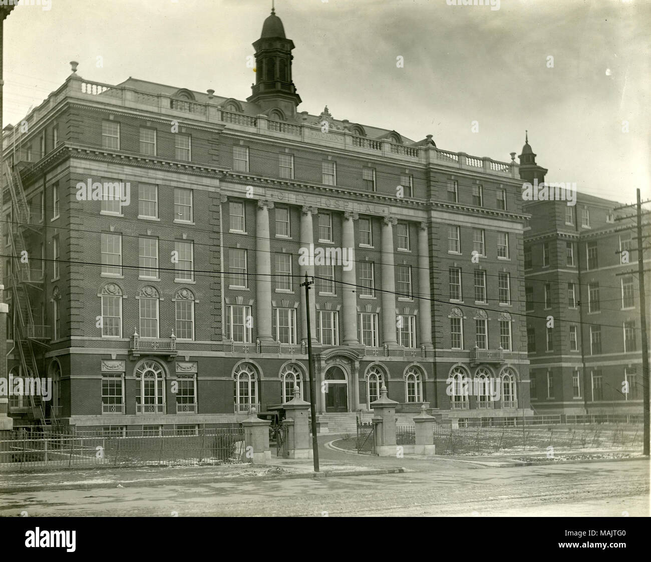 Vue sur le bâtiment principal de l'ancien hôpital de la ville de Lafayette Avenue, près de la rue Grattan (Truman Parkway). Le bâtiment qui se trouve sur la rue Lafayette, qui est maintenant connu sous le nom de l'hôpital de la ville, est en fait la troisième structure connue par ce nom. L'Hôpital de la ville a été fondée en 1845 comme une réponse à l'épidémie de choléra massive balayant le lieu dans le 1830 et 1840 ?s ?s. Il a brûlé en 1856, et fut reconstruite en 1872, mais a été détruit par la tornade de 1896. Le bâtiment renaissance géorgien vous voyez maintenant a été achevée en 1910 et a été conçu par Albert Groves, qui était célèbre pour la conception et la fonction comm Banque D'Images