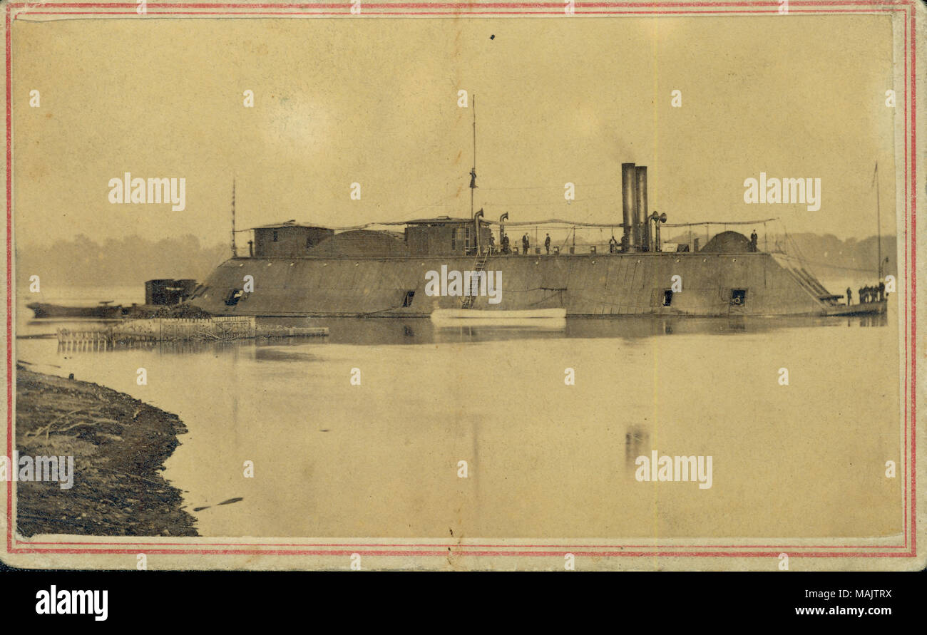 Photographie d'une canonnière ironclad avec plusieurs hommes à bord visible. Trois cent stamp au verso. «U. Bateau à Vapeur de fer vêtu S. off Essex Memphis Tenn' (écrit sur le verso). Titre : U.S.S. L'Essex. . Entre 1861 et 1865. J. W. Taft, Memphis Banque D'Images