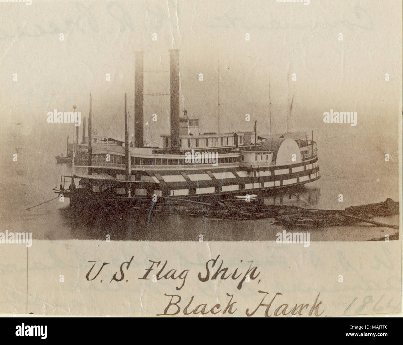 Photographie d'un côté à la rivière voile de roue avec deux piles. Un autre bateau de la rivière est visible en arrière-plan. «U. S. Flag Ship Black Hawk. 1864' (écrit sous l'image). 'Black Hawk - 1859, New Albany, Indiana 211 T. , SW. , Vendu à l'U S. W. M. D , 5/20/64 Guerre civile Photo - U. S. S. Black Hawk - l'amiral D. D. Porter - Phare de l'Escadron du Mississippi. Don de John H. Gundlach.' (écrit sur le verso). L'amiral Porter's flagship. Titre : U.S.S. Black Hawk. . Entre 1861 et 1865. Banque D'Images