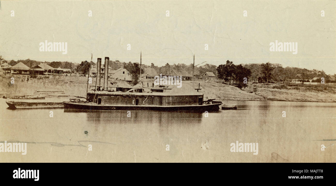 Photographie d'un bateau avec deux cheminées et deux canons, l'un visible sur l'arrière et une à l'arrière. Plusieurs marins sont visibles à bord du navire ainsi que plusieurs maisons dans l'arrière-plan. "La guerre civile - Etats Confédérés Gunboat 'Général' Prix Don de John H. Gundlach" (écrit sur le verso). Titre : C.S.S. Prix général. . Entre 1861 et 1865. Banque D'Images