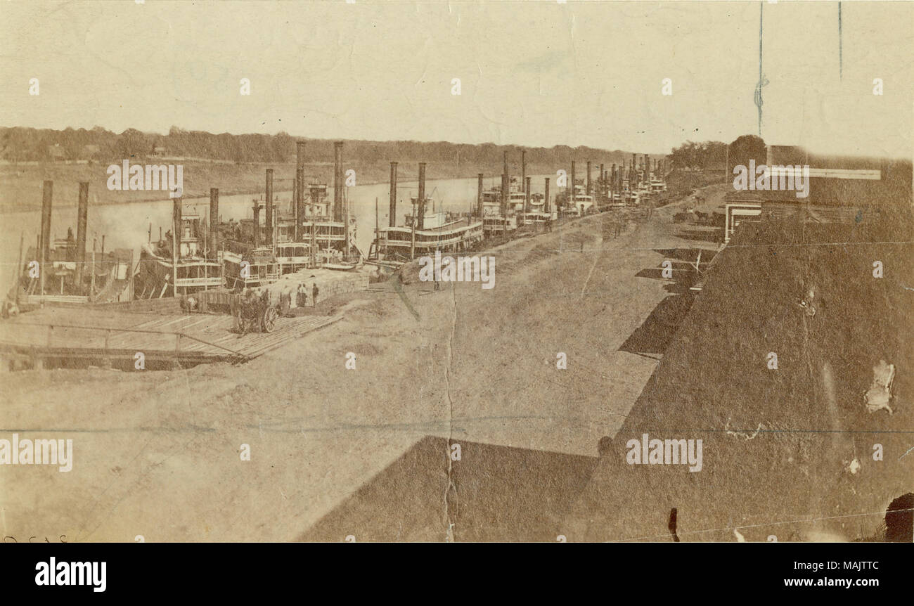 Photo de ce qui semble être un bateau amarré le long d'une rivière avec une falaise abrupte en arrière-plan. 'Guerre civile Photo, Lever à Alexandria Louisiane sur la rivière Rouge, le chargement des bateaux à vapeur avec du coton, 1864, Don de John H. Gundlach.' (écrit sur le verso). Titre : Bateaux à vapeur non identifiés. . 1864. Banque D'Images