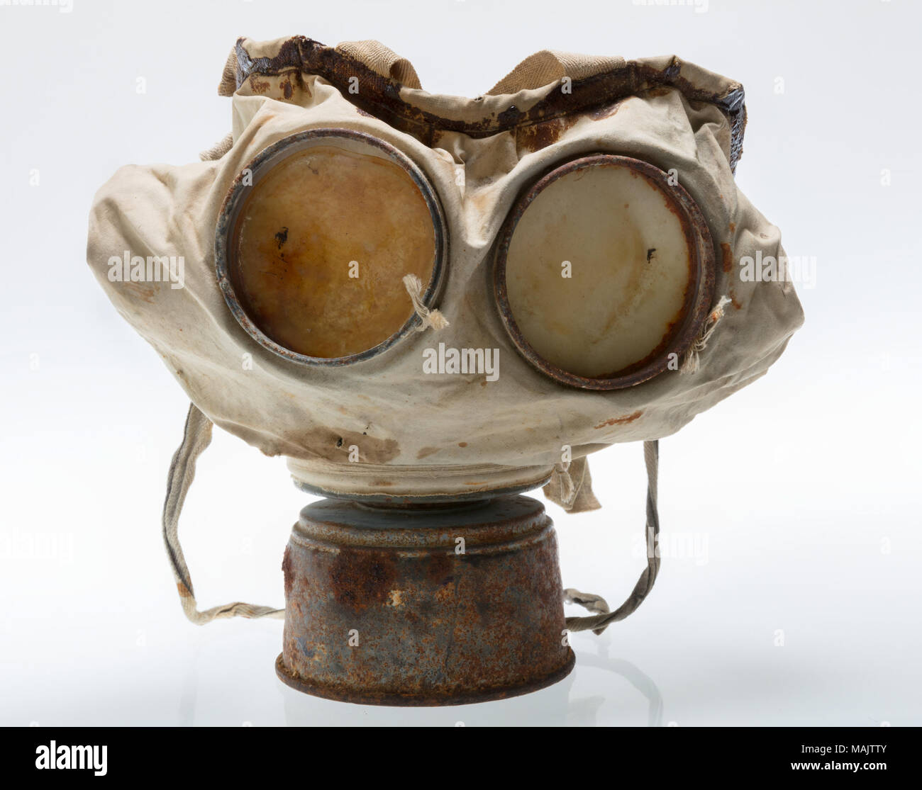 La Première Guerre mondiale modèle allemand 1915 Gummimaske masque à gaz avec lentilles claires. Ce modèle de masque est le premier masque à gaz allemand et c'est un début de l'incarnation en témoigne l'absence de type rouched sangles sur l'arrière et la présence de bandes élastiques de tissu seulement. Masque est faite d'un tissu beige que sur les bords a des résidus de caoutchouc où il joint contre la tête. Un filtre à gaz cylindrique est vissé dans le bas du masque et est fortement rouillés. Titre : La Première Guerre mondiale modèle allemand 1915 Gummimaske masque à gaz . vers 1916. Banque D'Images
