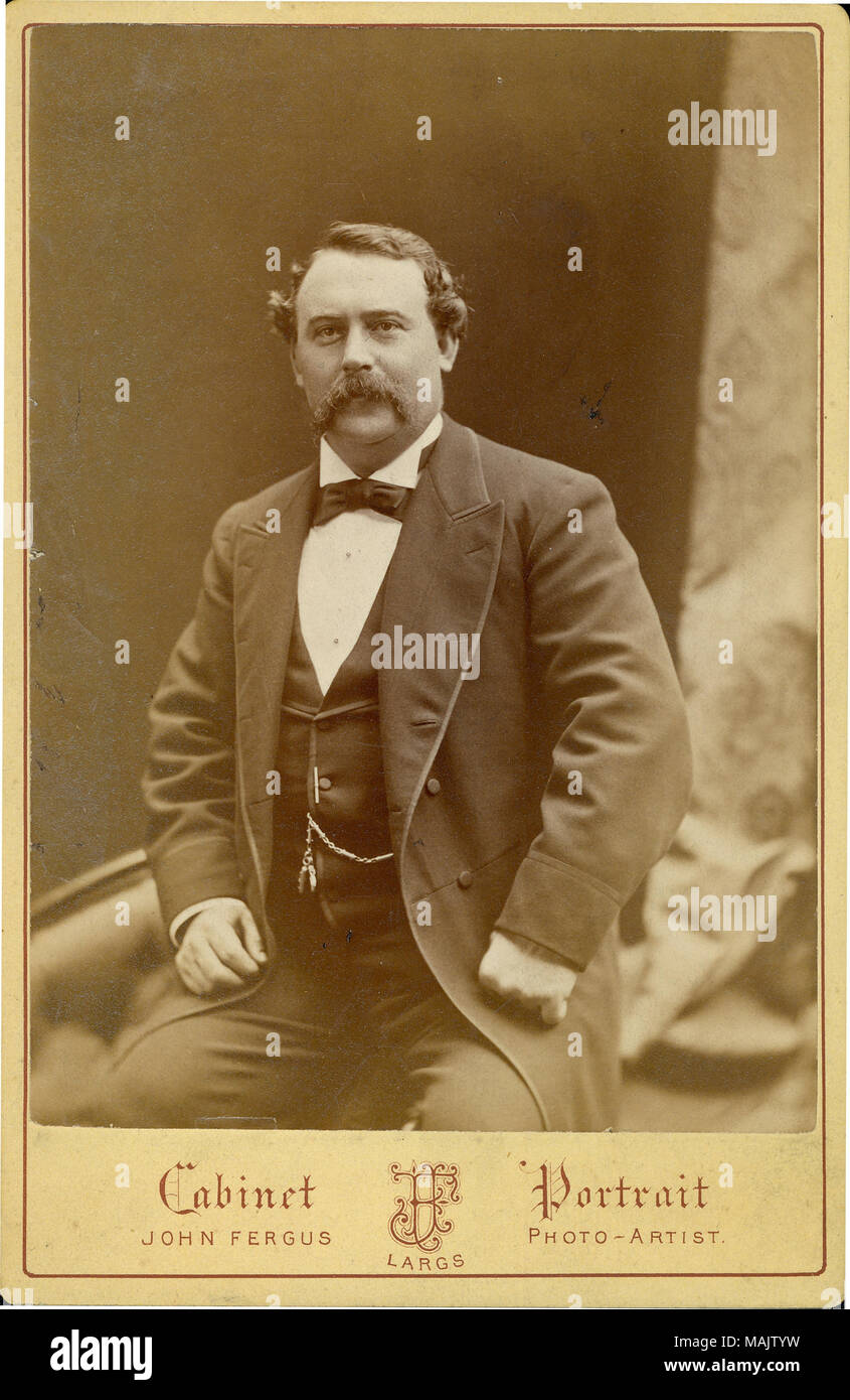 Près de portrait en pied de John G. Wright. Il est assis et porter un costume, gilet, et noeud papillon, et se tourna légèrement vers la gauche. 'Cabinet JOHN FERGUS' et 'Portrait PHOTO-artiste' (imprimé ci-dessous l'image). Titre : John G. Wright, Colonel d'infanterie, 51e New York, brevet de général de brigade (Union européenne). . Vers 1880. John Fergus Banque D'Images