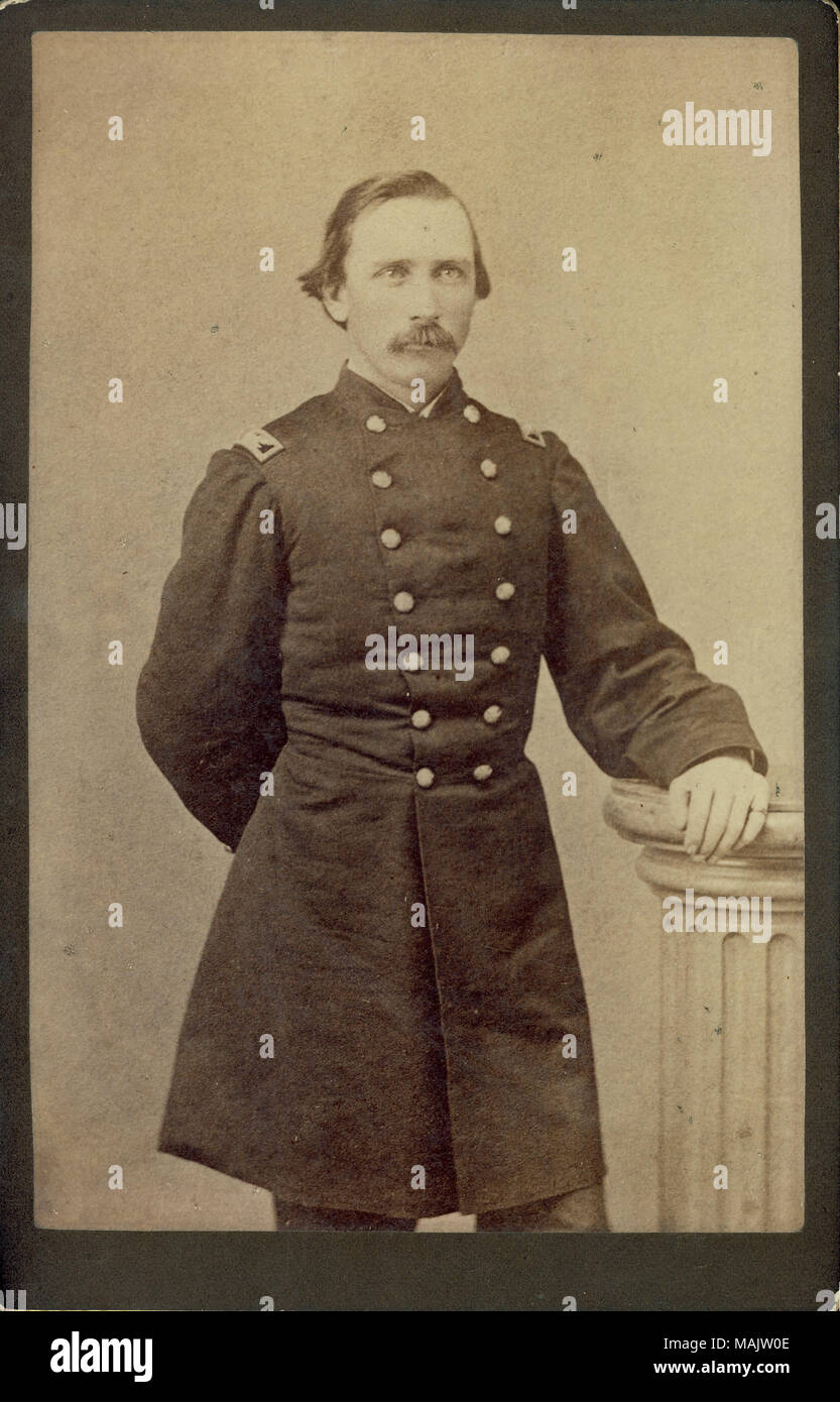 Près de portrait en pied de John E. Phelps en uniforme, et debout avec sa main droite sur un pilier et sa main gauche derrière son dos. Titre : John E. Phelps, Colonel, 2e de cavalerie de l'Arkansas, brevet de général de brigade (Union européenne). . Entre 1861 et 1865. G. W. Sittler Banque D'Images
