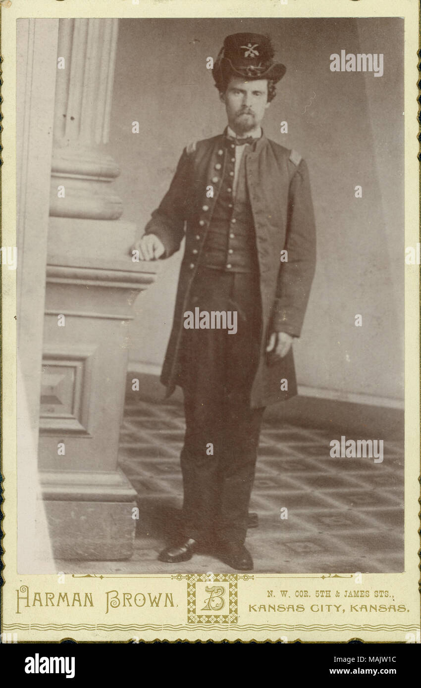 Portrait en pied de George W. Fitzpatrick portant un chapeau et uniforme, et debout avec son bras appuyé sur une colonne. Harman 'Brown' et 'N. W. BR. 5ème & JAMES STS., Kansas City, KANSAS.' (imprimé ci-dessous l'image). Titre : George W. Fitzpatrick, le capitaine 5e cavalerie, Milice de l'État du Missouri (Union européenne). . Entre 1861 et 1865. Harman Brown, Kansas City, Kansas Banque D'Images