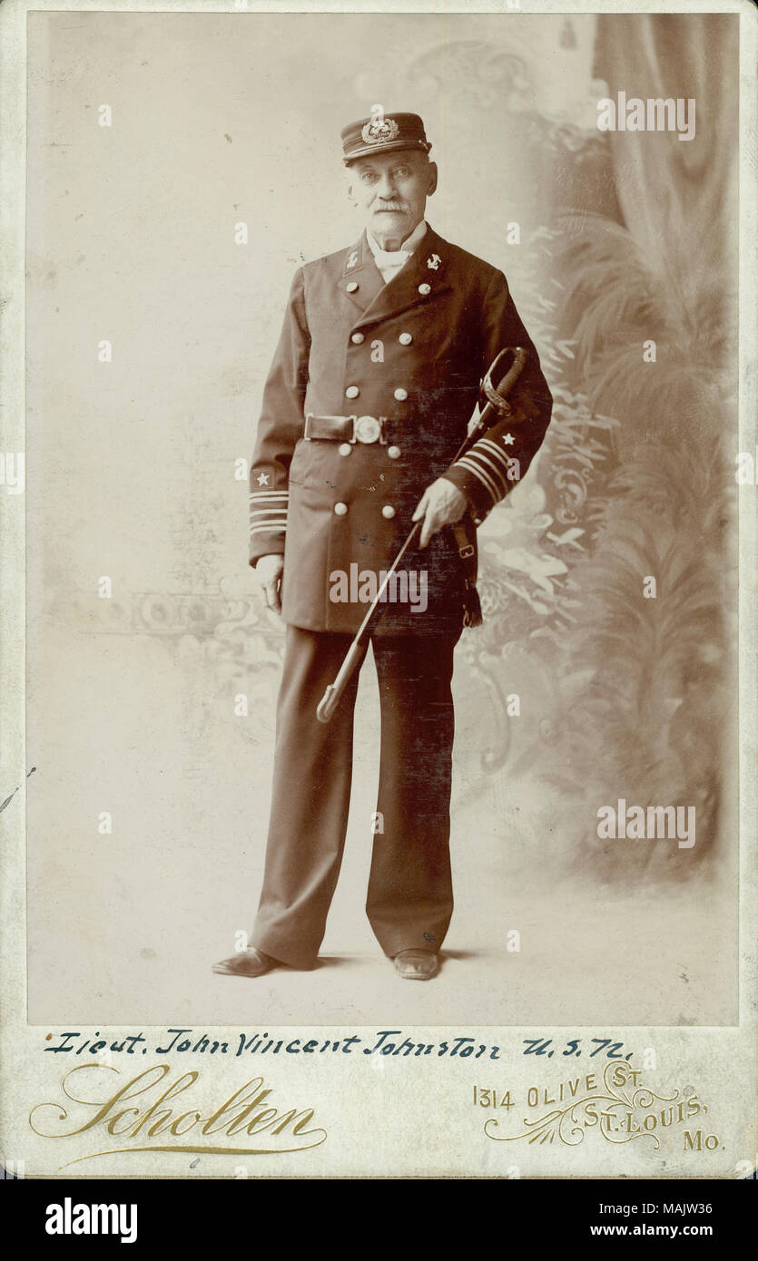 Portrait en pied de Jean Vincent Johnston portant un chapeau et uniforme, et debout avec une épée reposant sur son bras droit. 'Le Lieut. John Vincent Johnston U.S.N." (écrit sous l'image). 'Scholten' et 'OLIVE 1314 ST. ST. LOUIS, MO.' (imprimé ci-dessous l'image). Titre : John Vincent Johnston, Lieutenant volontaire, de la Marine, Capitaine de l'US Navy. . Vers 1880. Scholten, Saint Louis Banque D'Images