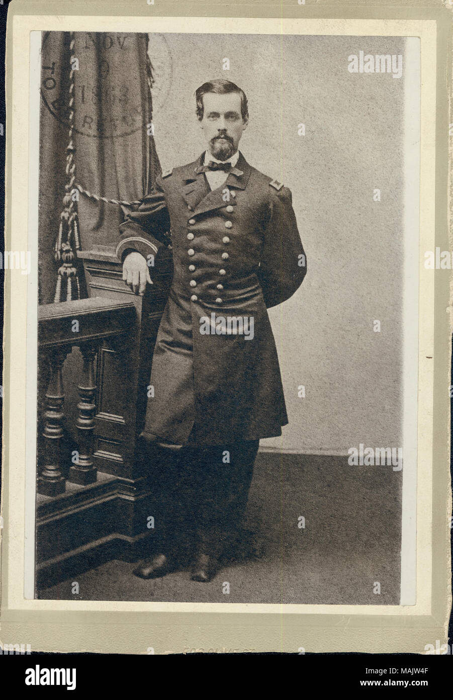 Portrait en pied de David W. Guernesey en uniforme, et debout avec son bras appuyé sur un pilier en bois. Titre : David W. Guernesey, Trésorier adjoint par intérim, U.S. Navy. . 1863. Banque D'Images