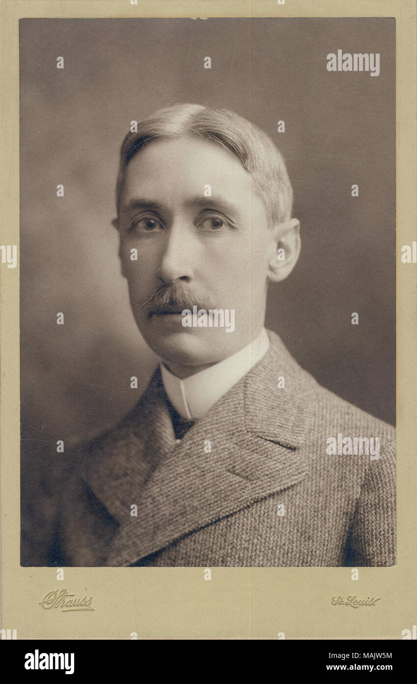 Buste Portrait de Thomas C. Jeune vêtu d'un costume, et face à l'avant avec son corps tourné vers la gauche. 'Strauss' et 'St. Louis' (imprimé ci-dessous l'image). Titre : Thomas C. Young, fils de Van Epps, jeune. . 1897. Strauss, Saint Louis Banque D'Images