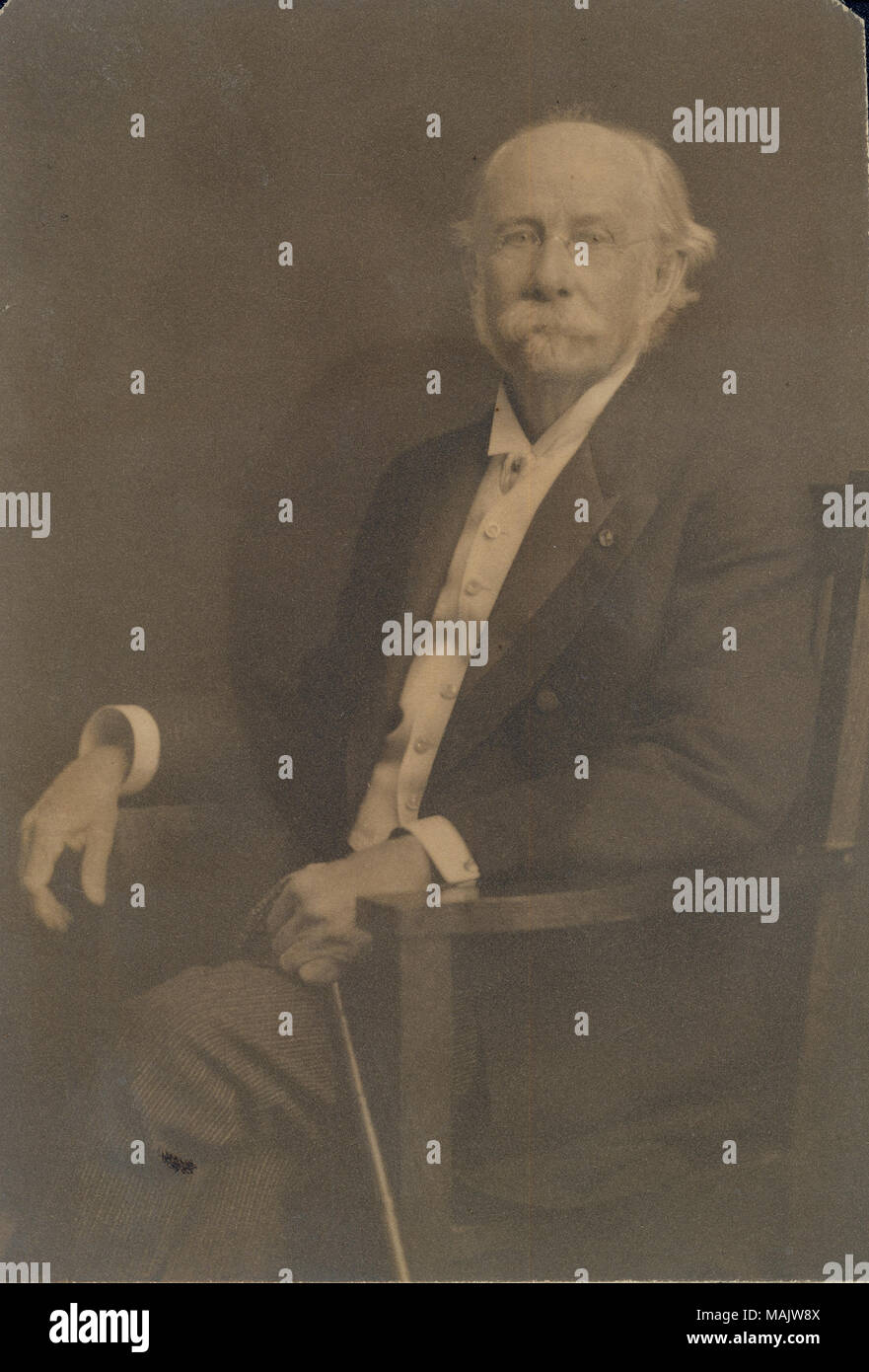 Portrait en pied de grue Curtiss Gardiner en costume et lunettes, assis sur une chaise et se tourna vers la gauche avec une canne dans sa main droite. Cette photo a été prise le 1 décembre 1905, lorsque Gardiner était de 83 ans. Titre : Curtiss Crane Gardiner, Brevet de colonel, 27e d'infanterie de New York (Union européenne). . 1 décembre 1905. Banque D'Images