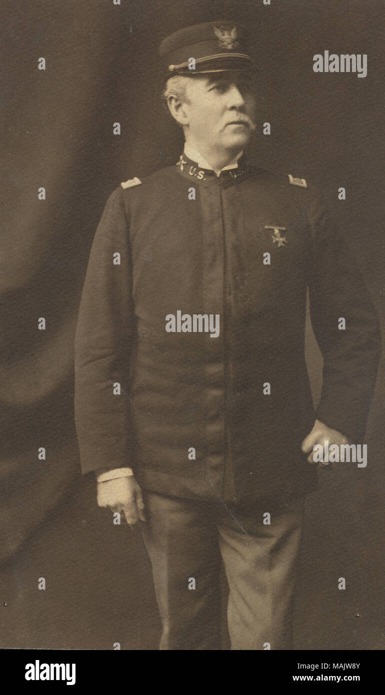 Près de portrait en pied de John H. Calef en uniforme et portant un chapeau, et se tenant sur sa tête se tourna légèrement vers la droite et avec sa main droite sur sa hanche. Titre : John H. Calef, Colonel, U.S.A. . vers 1890. Banque D'Images