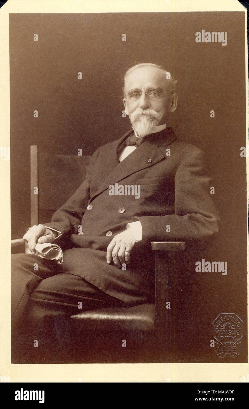 Près de portrait en pied de M.B. Wright en costume, noeud papillon et lunettes. Il est assis sur une chaise et se tourna vers la gauche, et son bras droit est sur le bras de la chaise et il est maintenant certains papiers enroulé dans sa main gauche. 'D.P. THOMSON' et 'KANSAS CITY 1909' (imprimé dans le coin inférieur droit de l'image). Titre : M.B. Wright, le capitaine (Union européenne). . 1909. D.P. Thomson, Kansas City Banque D'Images