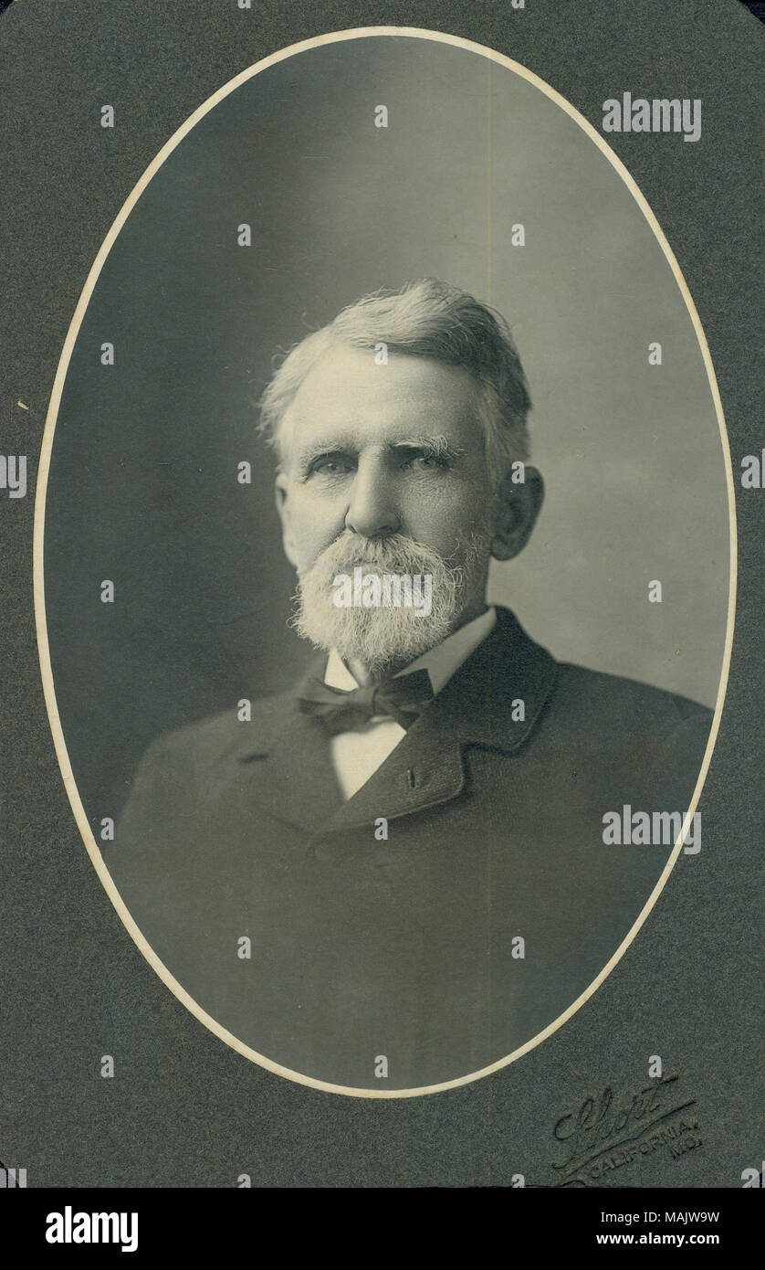 Buste portrait de John W. Moore porter un costume et noeud papillon, et  face à l'