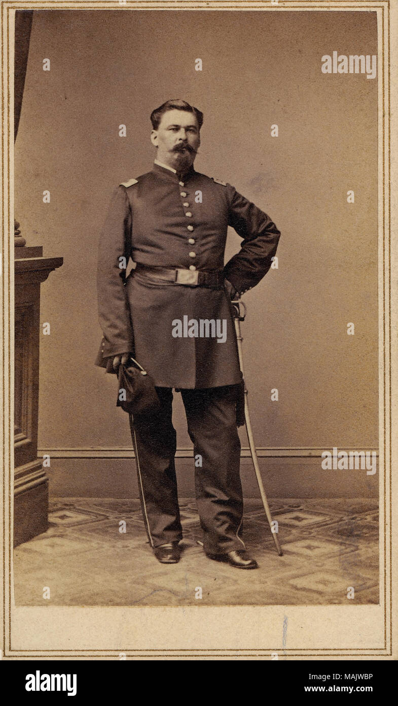 Portrait en pied d'un homme en uniforme avec une épée. '1er Lieut. Max. c. Unruh Com. 'E', 5e Cav ve. Volumes 1862.' (écrit sous l'image sur page d'album). Le nom sur la page de l'album est mal orthographié. Hewitt (1998) a Max Von Unruh énumérés comme servant dans des sociétés G et E du 5e de cavalerie volontaire du Missouri en tant que premier lieutenant et comme capitaine dans les entreprises E, H et M dans le 4ème de Cavalerie volontaire du Missouri. Les 4e et 5e régiments de cavalerie volontaire Missouri consolidée le 1 novembre 1862 (l'Armée de l'Union, Tome IV). Titre : Max Von Unruh, 1er lieutenant, Compagnie E, 5e de cavalerie du Missouri volontaires (Union européenne). . 1 Banque D'Images