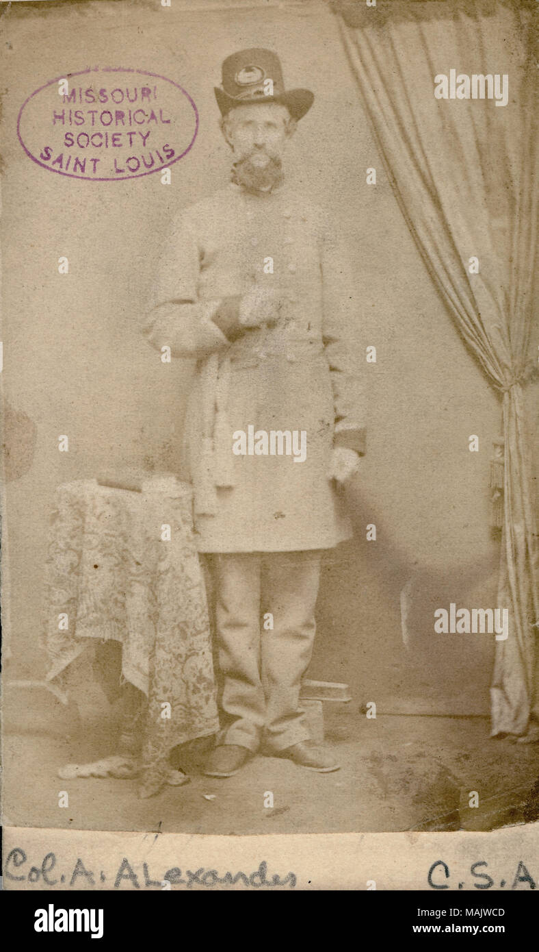 Portrait en pied en uniforme. 'Col. A. Alexander C.S.A." (écrit sous l'image). 'Col. A. Alexander C.S.A." (écrit sur le verso de l'image). Il y a un colonel A.M Alexandre à la 34ème cavalerie Texas énumérés à Hewett (1995) mais on ne sait pas si c'est la bonne personne. Titre : A. Alexander, Colonel, 34e de cavalerie confédérée (Texas). . Entre 1861 et 1865. Banque D'Images