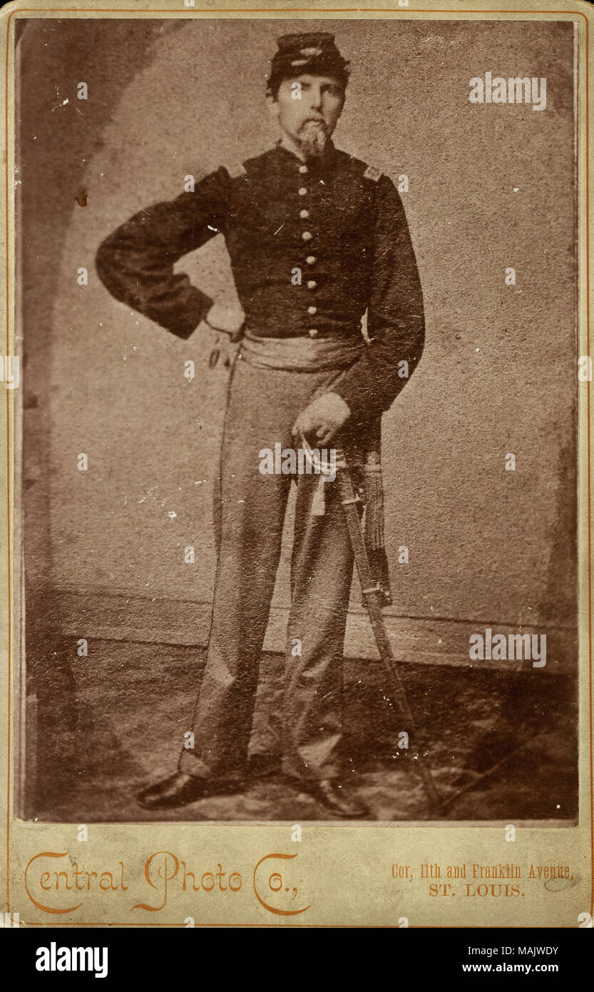 Portrait en pied en uniforme avec une épée. 'Capt. Emile Frey Figt : M. Walter C. Schroeder. 5512 Cour de Jenning juste Ridge 20 [illisible]' (écrit sur le verso de l'image). Le capitaine Frey est répertorié comme "Emil' dans le soldat numérique records. Il a été membre du 24e Régiment de volontaires de l'Illinois et a été transférée à l'Illinois 82 Régiment quand il a été promu capitaine de Titre : Emile Frey, capitaine, 82 l'Illinois Regiment (Union européenne). . Entre 1861 et 1865. Central Photo Co., Saint Louis Banque D'Images