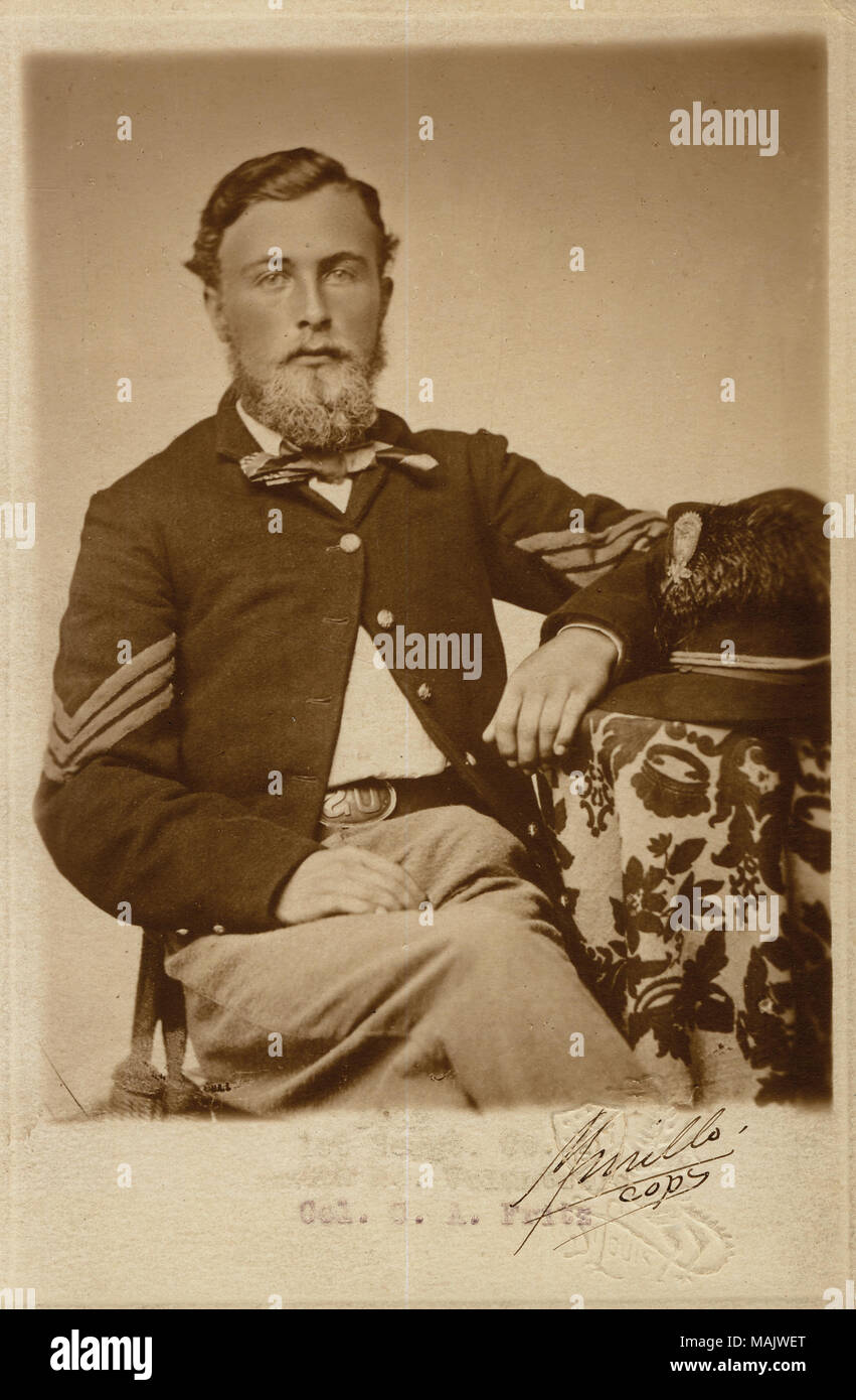 Portrait de mi-longueur d'un homme en uniforme. '1862 1ère Sergt Co., 4e volontaires ve Col C. A. Fritz" (tapé ci-dessous l'image). '[Illisible] copie' (écrit sous l'image). 'H Hunicke Hunicke Herman 19 ans 19 ans (guerre civile) 1er Segt. Co. [ ?] 4ème Maine Bénévoles de liberté Central Trust Co." (écrit sur le verso de l'image). "Don de Mme H. M. Whelpley" (écrit sur le verso de l'image). À l'âge de 17 1/2 ans, Pvt. Hunicke a été membre du Co. H 3e réserves américaines, qui était impliqué dans le camp Jackson Affair (1909 Rombauer : 449). Après la dissolution du Régiment le 18 août 1861, Hunic Banque D'Images