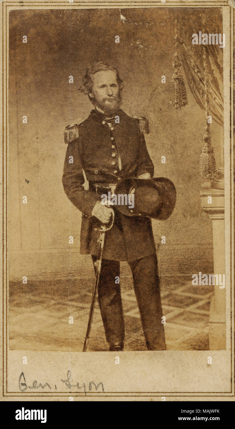 Portrait en pied d'un homme en uniforme, tenant une épée et un chapeau. "Le général Lyon' (écrit sous l'image). Titre : Nathaniel Lyon, général (Union européenne). . 1861. E. et H.T. Anthony, New York Banque D'Images