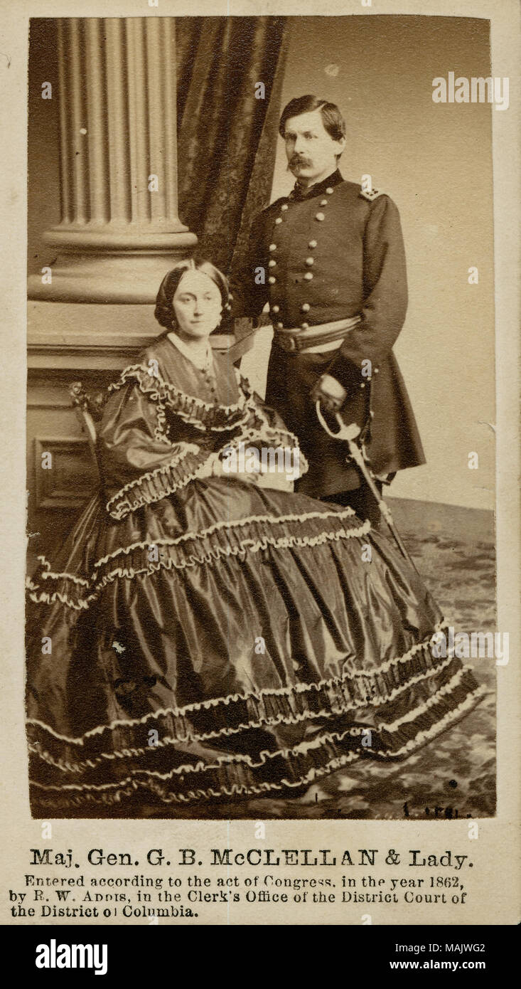 Portrait en pied d'un homme et une femme. L'homme est en uniforme et est debout avec une épée. La femme porte une robe et est assis. 'Maj. Général G. B. McCLELLAN et dame.' (imprimé ci-dessous l'image). Mary Ellen Marcy était l'épouse du général McClellan. Titre : George B. McClellan, le Major général (Union européenne), et Ellen Mary Marcy. . Entre 1861 et 1865. R.W. Addis Banque D'Images