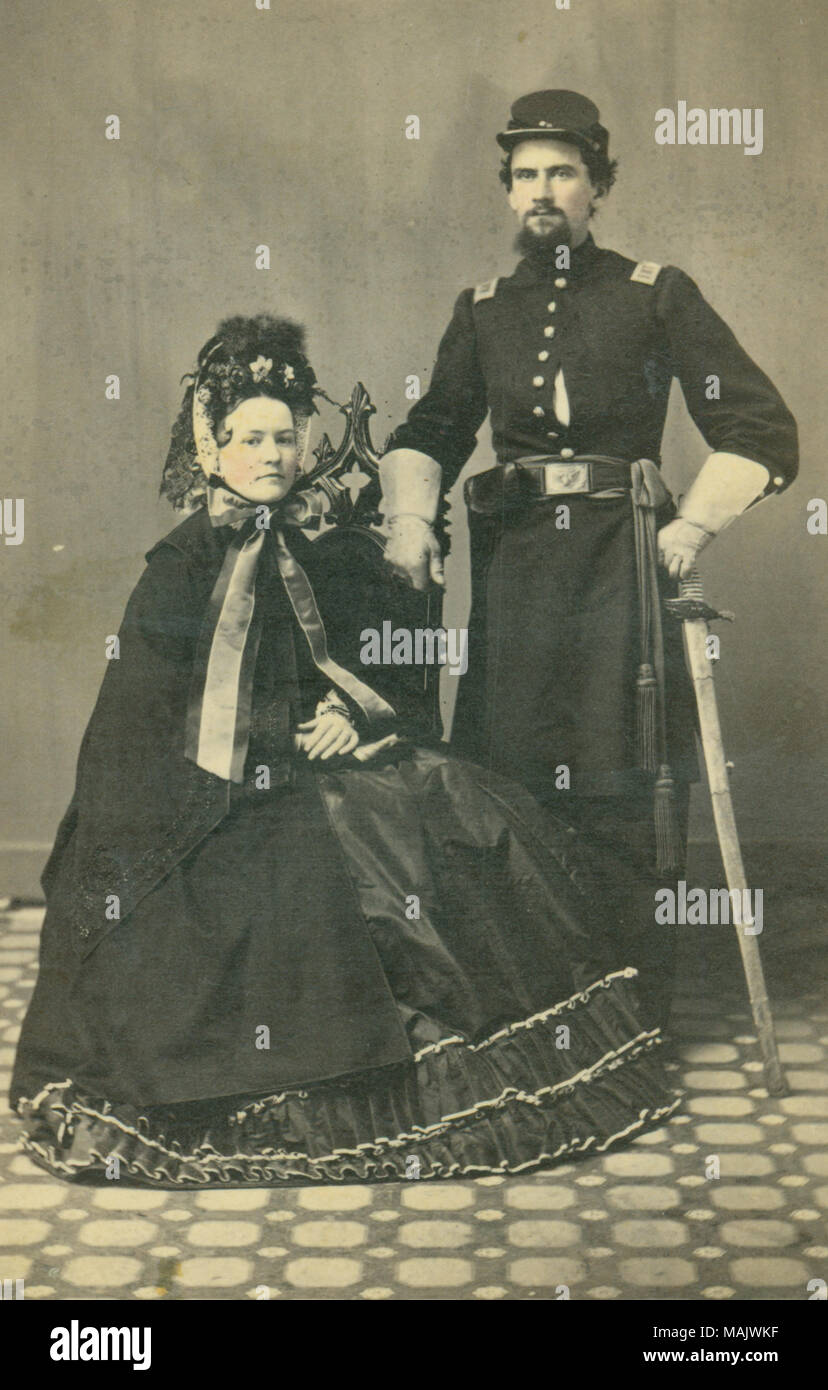 Portrait en pied de l'Union européenne le capitaine en uniforme tenant une épée, et une femme assise porte une robe et chapeau. Titre : Le capitaine de l'Union non identifiés et de la femme. . Entre 1861 et 1865. J.R. Shockley, Hannibal, MO. Banque D'Images
