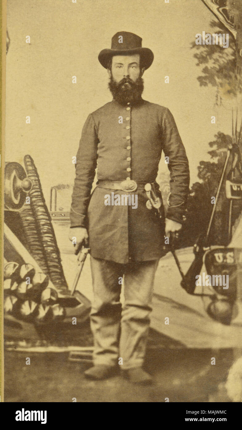 Portrait en pied d'un homme en uniforme à l'épée et au pistolet. Fond d'image a cannon, pile de boulets, navire de guerre blindée, et pile de fusils. "Don de Mlle Edna Ohlendorph" (écrit sur le verso). Titre : soldat non identifié (Union européenne). . Entre 1861 et 1865. Banque D'Images